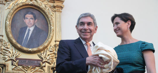 Develan retrato de expresidente Arias en el Congreso